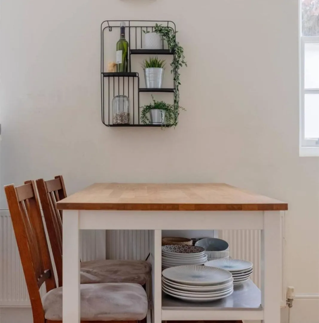 Stylish Bohemian 2Bd Flat Mile End Park! Apartment London