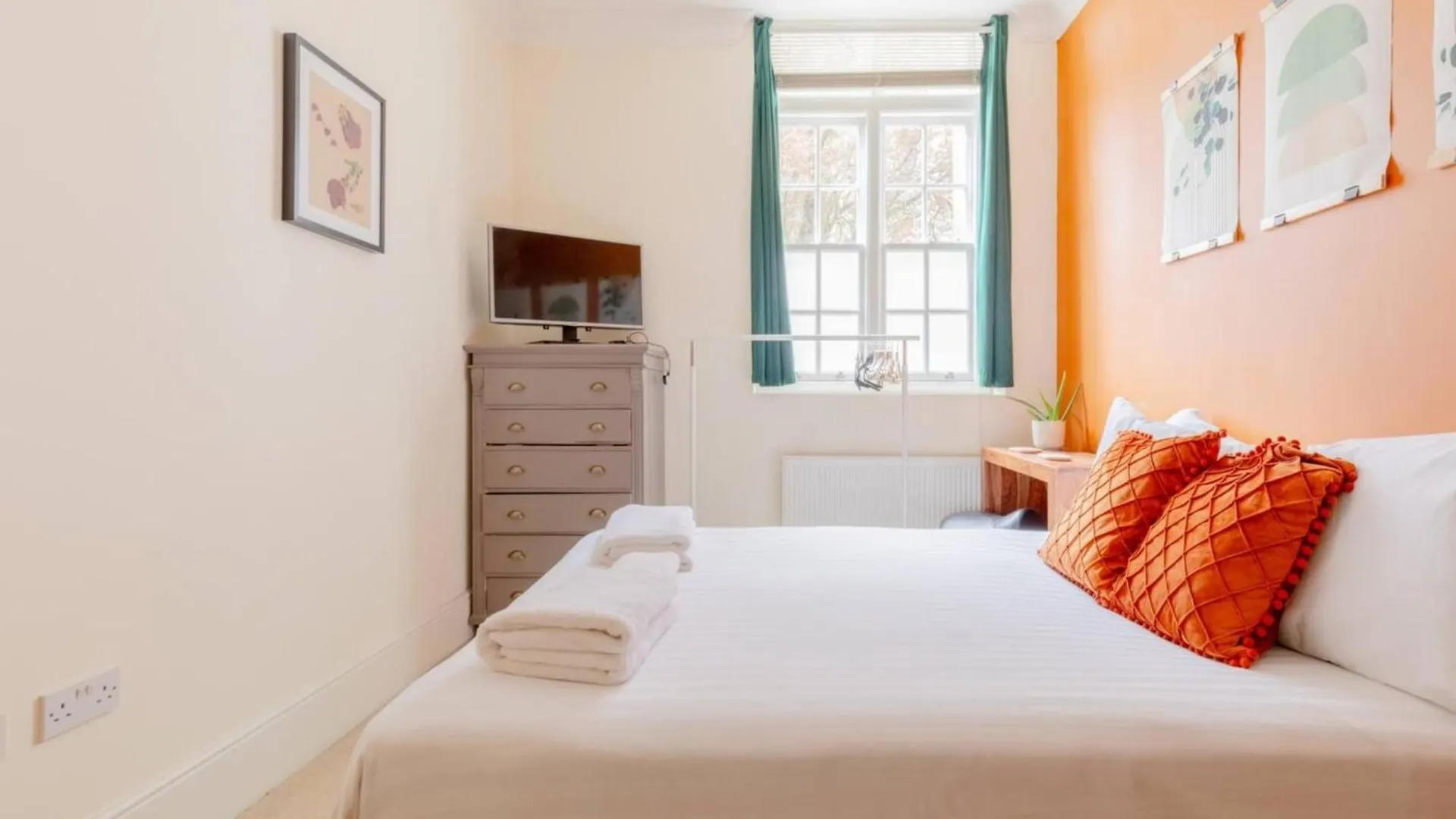 Stylish Bohemian 2Bd Flat Mile End Park! contacts