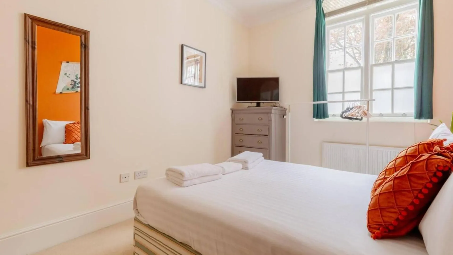 Stylish Bohemian 2Bd Flat Mile End Park! Apartment London